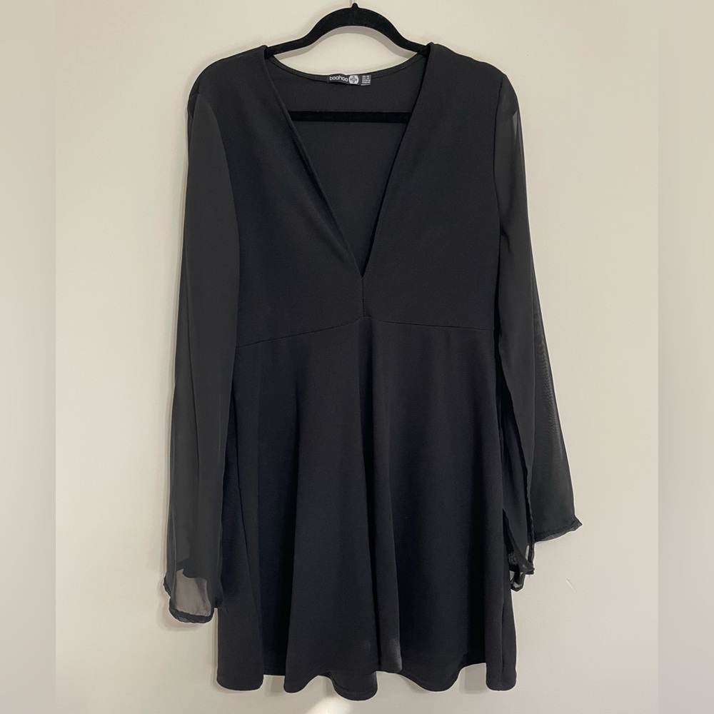 BOOHOO black V-neck dress sheer flowing sleeves Above Knee Size 14